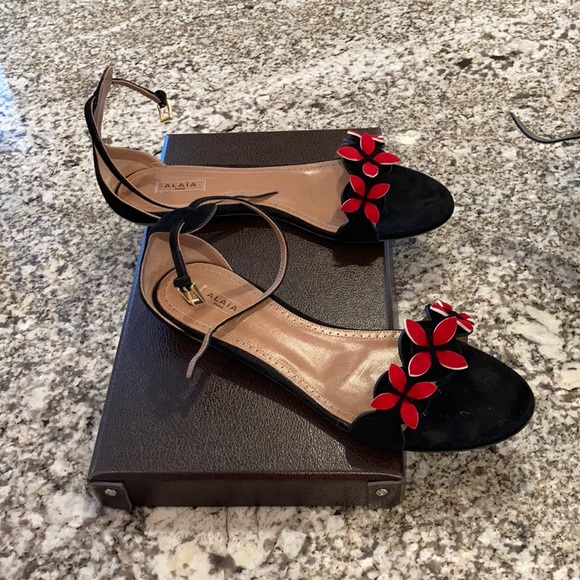 ALaia suede sandals with red flowers - Picture 3 of 7